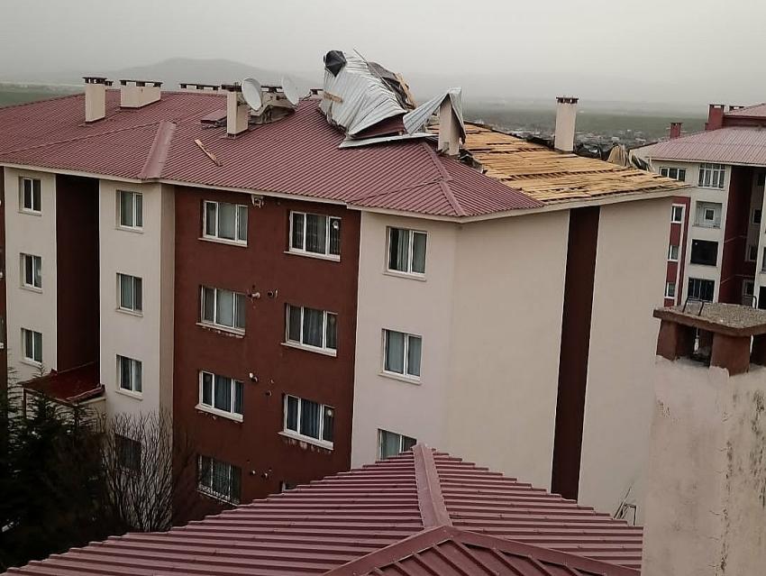 Fırtına Çatıları Uçurdu