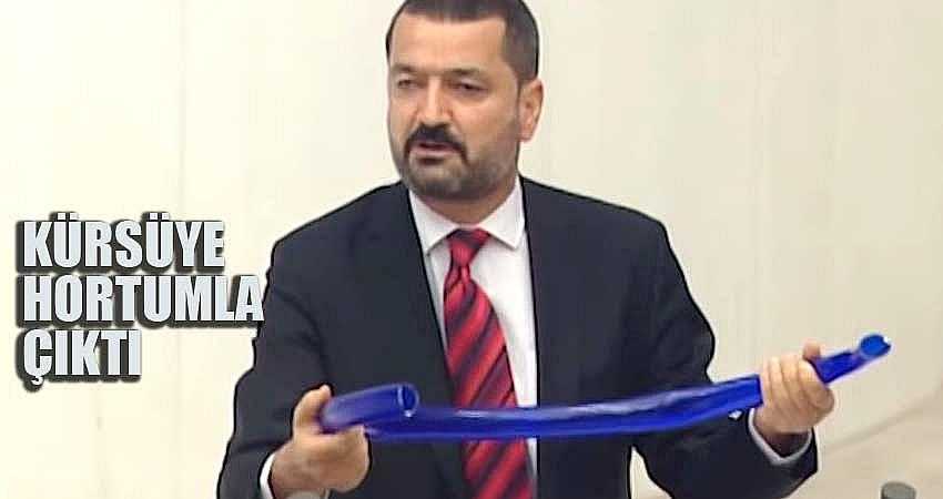 KÜRSÜYE HORTUMLA ÇIKTI