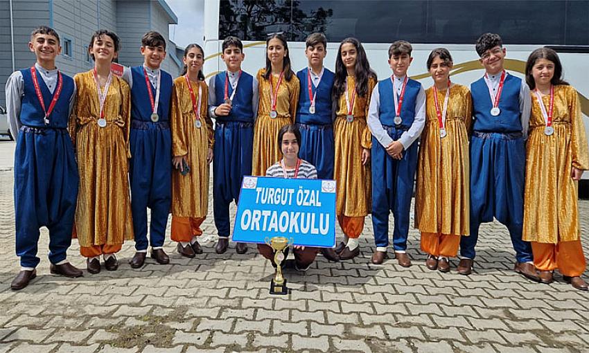 BİNGÖL HALK OYUNLARI EKİBİ TÜRKİYE İKİNCİSİ OLDU
