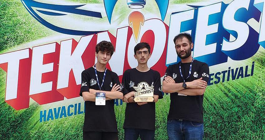 BİNGÖLLÜ ÖĞRENCİLER EN İYİ SUNUM ÖDÜLÜ ALDI