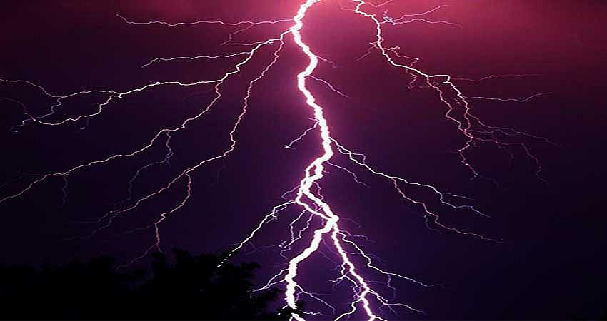 2 KİŞİYE YILDIRIM ÇARPTI